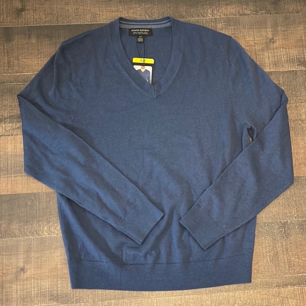 Men’s size small 100% merino wool Banana Republic blue v-neck sweater